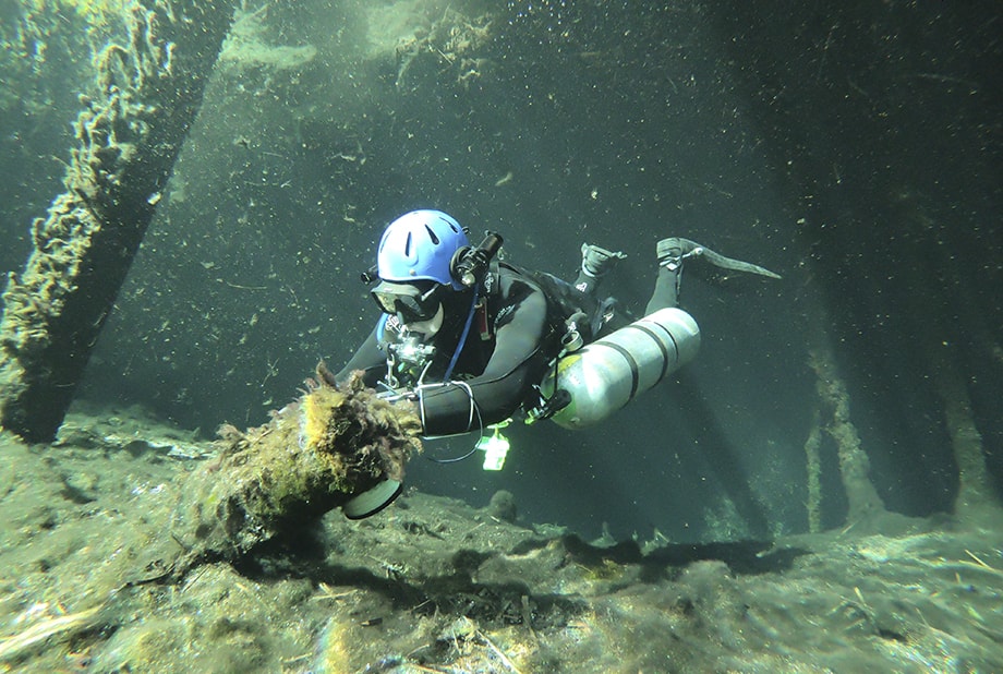 divers lost caves